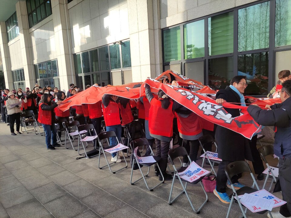 상징의식 _ 대형 현수막 찟기