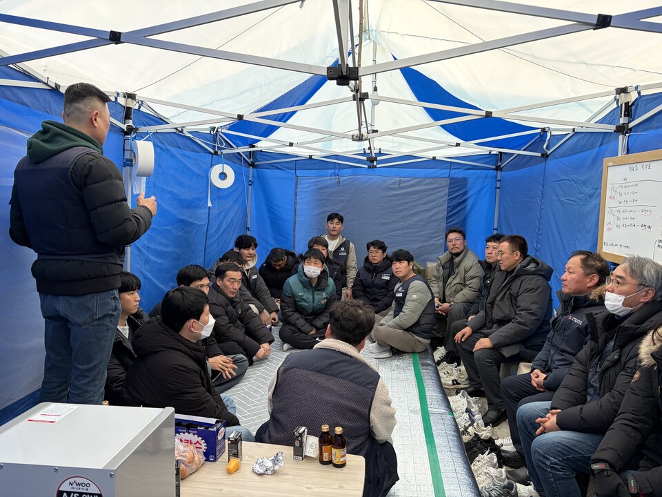 푸드웨어지회 천막농성장을 방문한 LG생명과학지회 간부들에게 상황을 설명하고 있는 오영순 전북지부장(맨 왼쪽). 사진=화섬식품노조