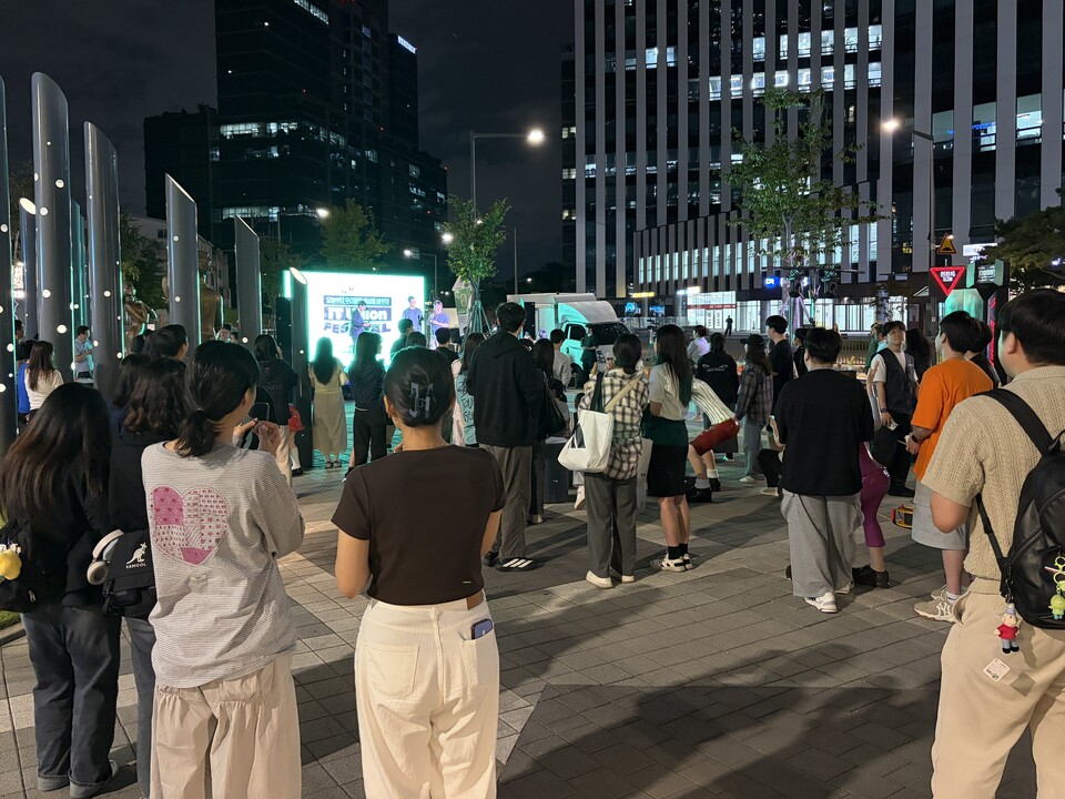 화섬식품노조 IT위원회가 17일 오후 6시 넷마블 본사가 위치한 서울 구로구 지타워 앞에서 구로와 가산의 IT·게임업계 노동자들을 대상으로 'IT Union Festival'을 열었다. 사진=화섬식품노조